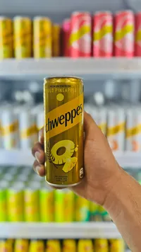 مشروب غازي بنكهة الأناناس الذهبي - شويبس (Schweppes)