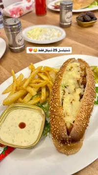 ساندويتش شنيتسل مع البطاطس المقلية - سوق غزة