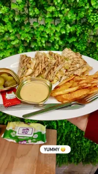 وجبة كاساديا الدجاج مع البطاطس المقلية