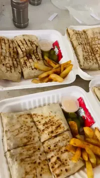 وجبة شاورما دجاج مع بطاطس مقلية