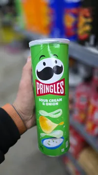 برينجلز بنكهة الكريمة والبصل - Pringles Sour Cream & Onion