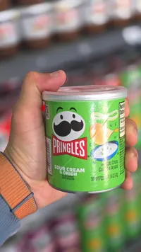 رقائق بطاطس بنكهة الكريمة الحامضة والبصل - برينجلز (Pringles)