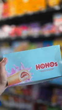 كيك رول ذهبي بحشوة الكريمة والهلام بنكهة الفراولة - هوهوز (Hohos)