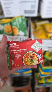 نودلز رامن بنكهة دجاج حار بصلصة تاباسكو (Tabasco)