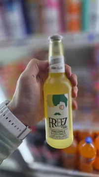 مشروب غازي بنكهة الأناناس وجوز الهند - فريز (Freez)