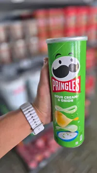 رقائق بطاطس بنكهة الكريمة الحامضة والبصل - برينجلز (Pringles)