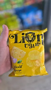 رقائق بطاطس بنكهة الجبنة المتبلة - ليون (Lion)
