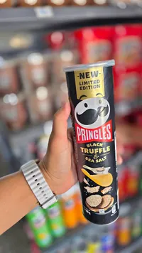 رقائق بطاطس بنكهة الكمأة السوداء وملح البحر - برينجلز (Pringles)