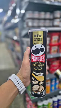 رقائق بطاطس بالكمأة السوداء وملح البحر - برينجلز (Pringles)