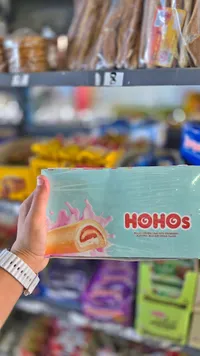 كيك رول محشو بالكريمة وجيلي الفراولة - هوهوز (Hohos)
