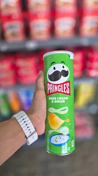 رقائق البطاطس بنكهة الكريمة الحامضة والبصل - برينجلز (Pringles)