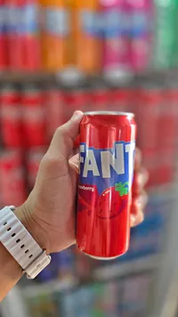 مشروب غازي بنكهة الفراولة - فانتا (Fanta)