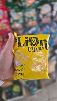 رقائق بطاطس بنكهة الجبنة المتبلة - ليون (Lion)