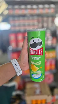 رقائق البطاطس بنكهة الكريمة الحامضة والبصل - برينجلز (Pringles)