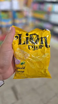 شيبس بطاطس بنكهة الجبنة المتبلة - ليون (Lion)