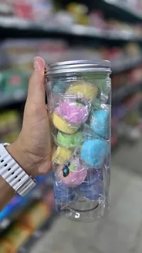 حلوى المارشميلو الملونة في عبوة بلاستيكية