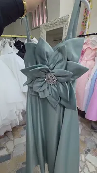 فستان سهرة بناتي مزين بوردة وكريستال