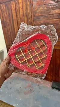 علبة تقديم هدايا على شكل قلب