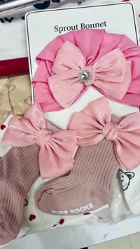 طقم قبعة وجوارب مواليد بفيونكة - سبراوت بونيت (Sprout Bonnet)