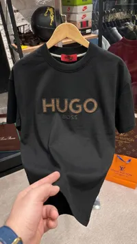 تيشيرت رجالي أسود بشعار بارز - هوغو بوس (Hugo Boss)