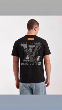 تيشيرت رجالي أسود بطبعة شعار لويس فيتون (Louis Vuitton)