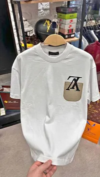 تيشيرت رجالي بجييب أمامي - لويس فيتون (Louis Vuitton)
