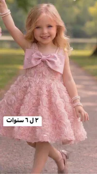 فستان حفلات وردي مزين بالورود واللؤلؤ