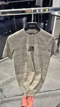 تي شيرت بطبعة مموهة - ذا نورث فيس (The North Face)