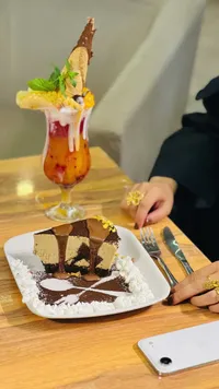 قطعة كيك تيراميسو مع صوص الشوكولاتة