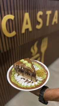 كيك الشوكولاتة والفستق - كاستا (Casta)