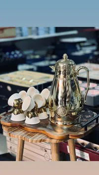 إبريق شاي فضي فاخر مع أكواب بورسلين