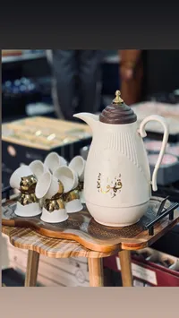 إبريق شاي بورسلين أبيض مع غطاء خشبي