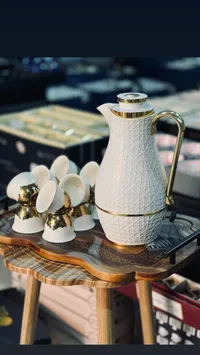 إبريق شاي حراري أبيض بتصميم كلاسيكي