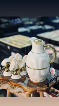 إبريق شاي حراري أبيض فاخر بمقبض ذهبي