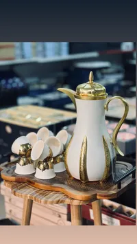 إبريق شاي بورسلين فاخر مع غطاء ذهبي وأكواب