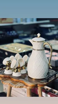 إبريق شاي بورسلين أبيض مع مقابض ذهبية