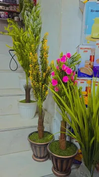 قواوير نباتات زينة صناعية متنوعة