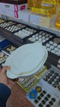 صحون خزف بيضاء كبيرة
