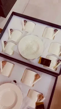 طقم أكواب وأطباق سيراميك مع ملاعق