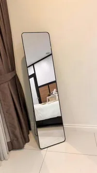 مرآة أرضية طويلة بإطار أسود