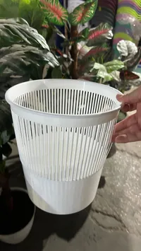 سلة مهملات بلاستيكية بتصميم مخرم
