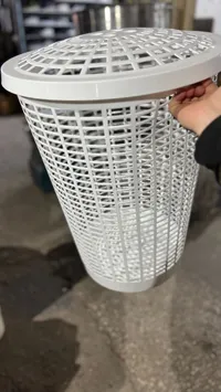 سلة غسيل بلاستيكية بيضاء