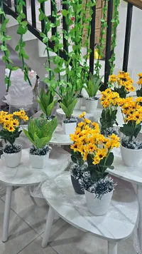 أصيص نباتات صناعية مع زهور دوار الشمس