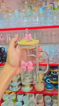 كوب زجاجي مربع مع غطاء خشبي وقشة - تصميم الفيونكة