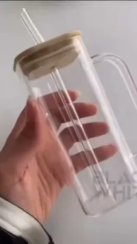 كوب زجاجي بمقبض وغطاء خشبي مع شفاطة