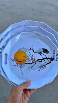 صواني تقديم بتصميم طيور الكركي وزهرة الكرز