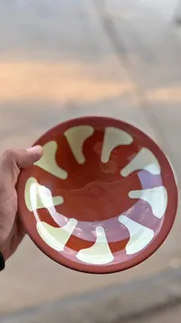 طبق فخار مزخرف