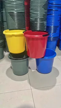 دلو بلاستيك متعدد الألوان