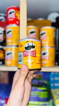 رقائق البطاطس بنكهة جبنة الشيدر - برينجلز (Pringles)