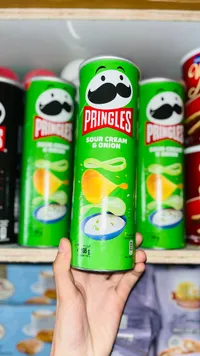 رقائق البطاطس بنكهة الكريمة الحامضة والبصل - برينجلز (Pringles)